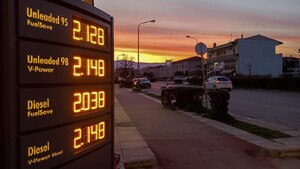 ΕΦΚ στα καύσιμα: Γιατί η κυβέρνηση δεν τον μειώνει τώρα – Τι απαντά και ποια «ευρωπαϊκή εξαίρεση» ζητά